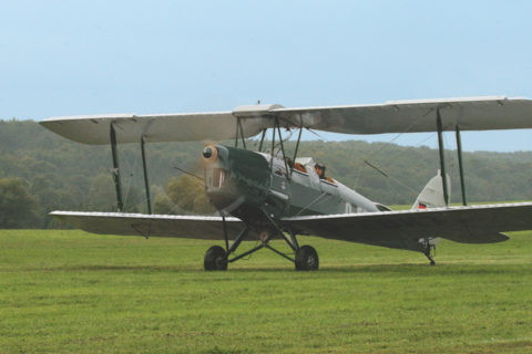 Doppeldecker mit Kontrollverlust: Startlauf einer De Havilland DH.82 Tiger Moth endet in Crash