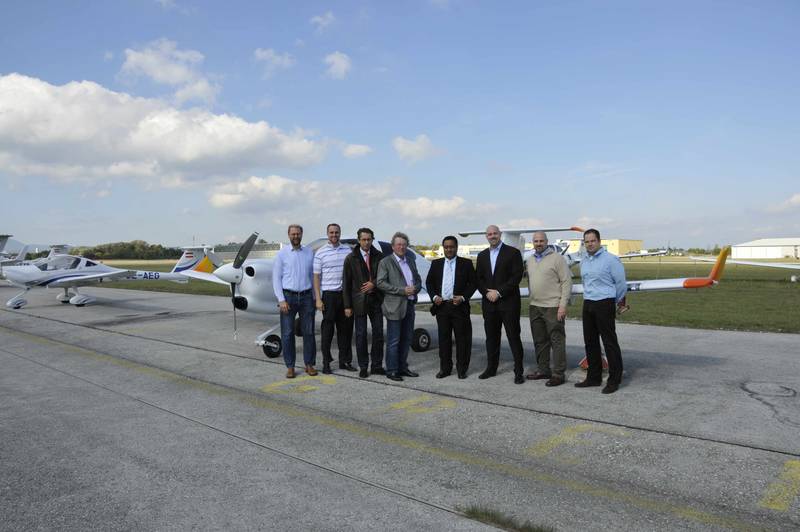 Von links nach rechts: Johan Wåhlander (Diamond Area Sales Manager), Captain Chris Kokai (SAFA Head of Training), Michael Schodl (Diamond Head of Sales&Marketing), Christian Dries (CEO Diamond), Khaled Alghamdi (GACA Aviation Safety Inspec