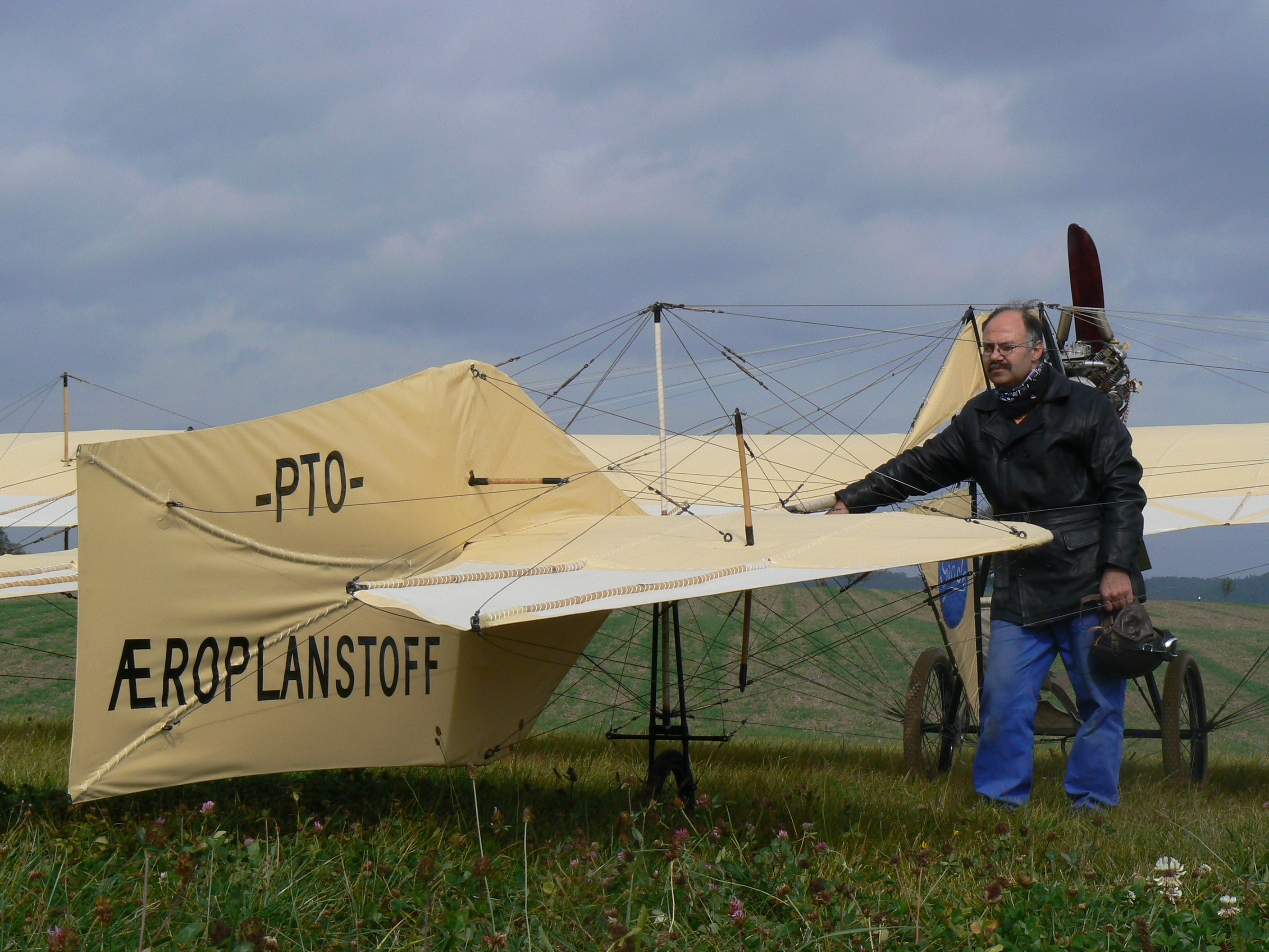 Flugzeugbauer Roman Weller mit seinem Grade-Eindecker vor der Flugerprobung