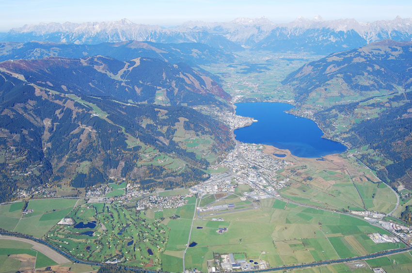 Eindrucksvoll: Der Flugplatz Zell am See, eingerahmt vom Alpen-Panorama