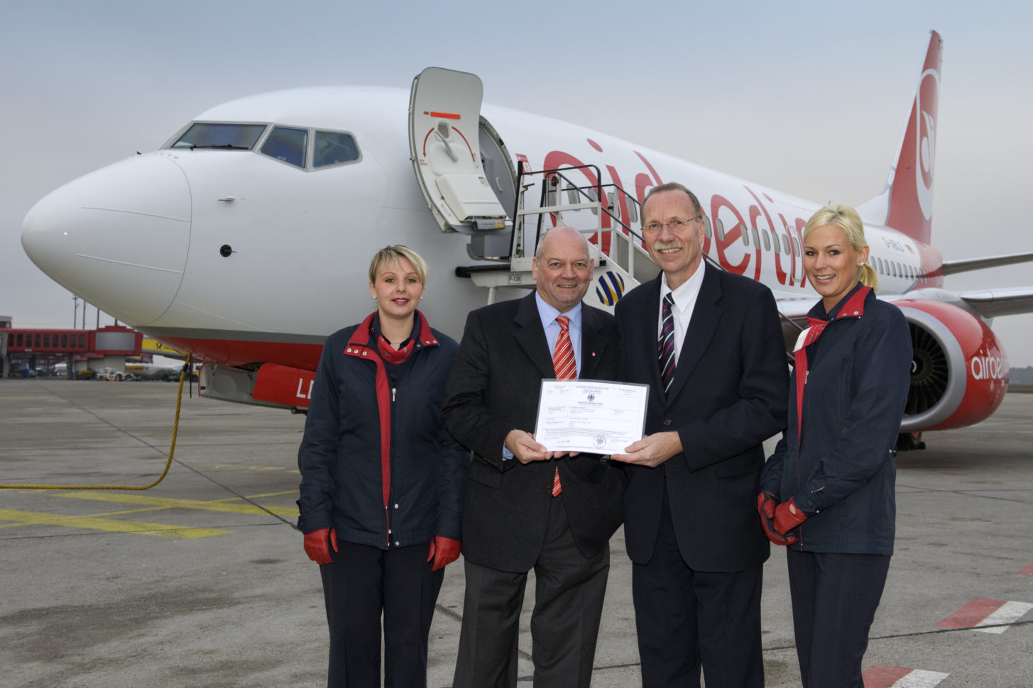 Der Leiter der Abteilung Betrieb des Luftfahrt-Bundesamtes, Hans-Henning Mühlke (rechts), überreichte dem Chief Executive Officer (CEO) von Air Berlin, Joachim Hunold, die Eintragungsurkunde.