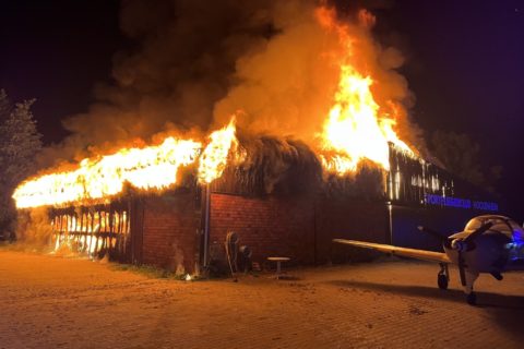 Zwei Hangar am Flugplatz Hockenheim stehen in Flammen.