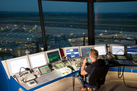 Fluglotsen an den Arbeitsplätzen der Platzkontrolle (Tower).