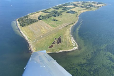 Die kleine dänische Insel Vejrø mit Flugplatz.