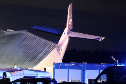 Das Heck einer Cessna 208B vom Typ «Grand Caravan» ragt aus einem Hangar, nachdem die Maschine nach dem Landeanflug in schlechtem Wetter auf den Sportflughafen Chrcynno nördlich der Hauptstadt Warschau in einen Hangar gekracht ist. In dem Fallschirmspringerzentrum in Chrcynnohatte hatte gerade eine Gruppe Menschen Schutz vor einem herannahenden Gewitter in der Halle gesucht.