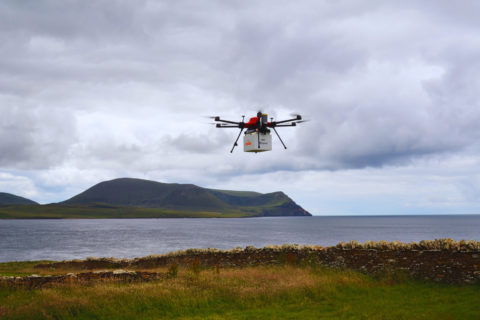 Dieses undatierte von Royal Mail zur Verfügung gestellte Foto zeigt eine Drohne, die ein Paket vom ersten Drohnenzustelldienst Großbritanniens zustellt. Auf der Inselgruppe Orkney vor der Nordküste von Schottland werden nun regelmäßig Post und Pakete mit Drohnen transportiert.