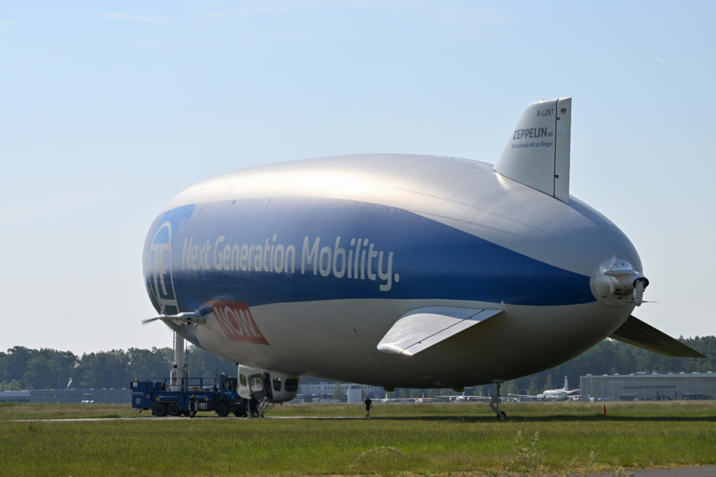 Ein Zeppelin NT (Neue Technologie) ankert auf dem Bodensee-Airport am Masten. 