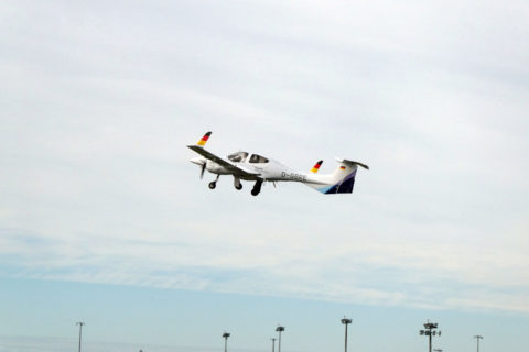 Eine Diamond DA42-VI, angetrieben von der Austro Engine AE300, der European Flight Academy fliegt eine Runde über das Flugfeld des Flughafens Bremen.