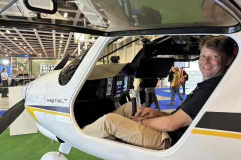 Marc Corpataux, CEO von X-Eye, stellt eine mit einem Belly Pod ausgestattete Pipistrel Explorer vor, die auch in der Lage ist, größere Strecken, wie Bahnschienen oder Stromleitungen, betriebswirtschaftlich günstig zu überprüfen.