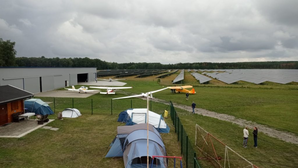 Am Platz sind in den letzten Jahren zahlreiche neue Hangarplätze entstanden.