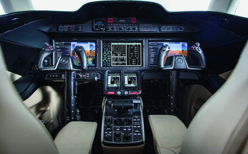 Cockpit des HondaJets mit eingeschalteter Avionik.