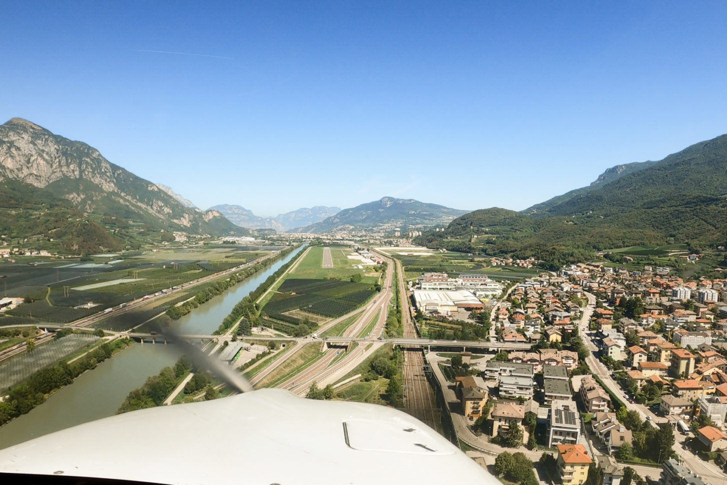 Geschafft: Der Flugplatz von Trento zwängt sich am Südausgang der Brennerroute über die Alpen zwischen Autobahn und dem Fluss Adige.