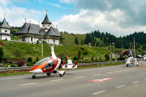 UL-Tragschrauber fährt auf der Straße