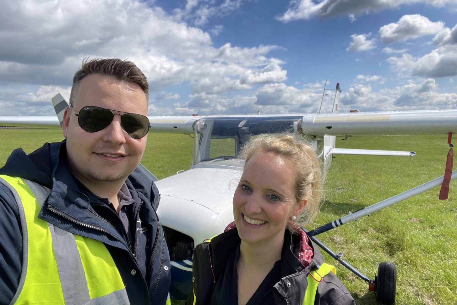 Fluglehrer Jan-Ole und Flugschülerin Isabella nach der Flugstunde. Heute standen Landungen aus 2000 Fuß ohne Motorhilfe auf dem Programm.