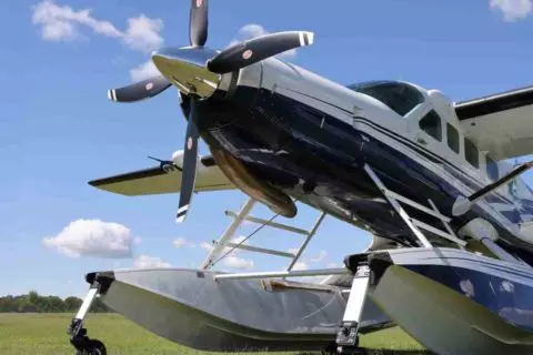 Die Cessna Caravan von Wipaire ist mit einem neu genehmigten STC für den 4-Blatt-Yukon-Propeller von Hartzell in Oshkosh zu sehen.