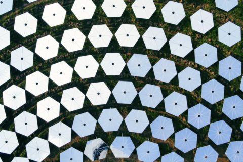 Eine Luftaufnahme des Spiegelfeldes der neuen industriellen Solartreibstoffanlage von Synhelion.