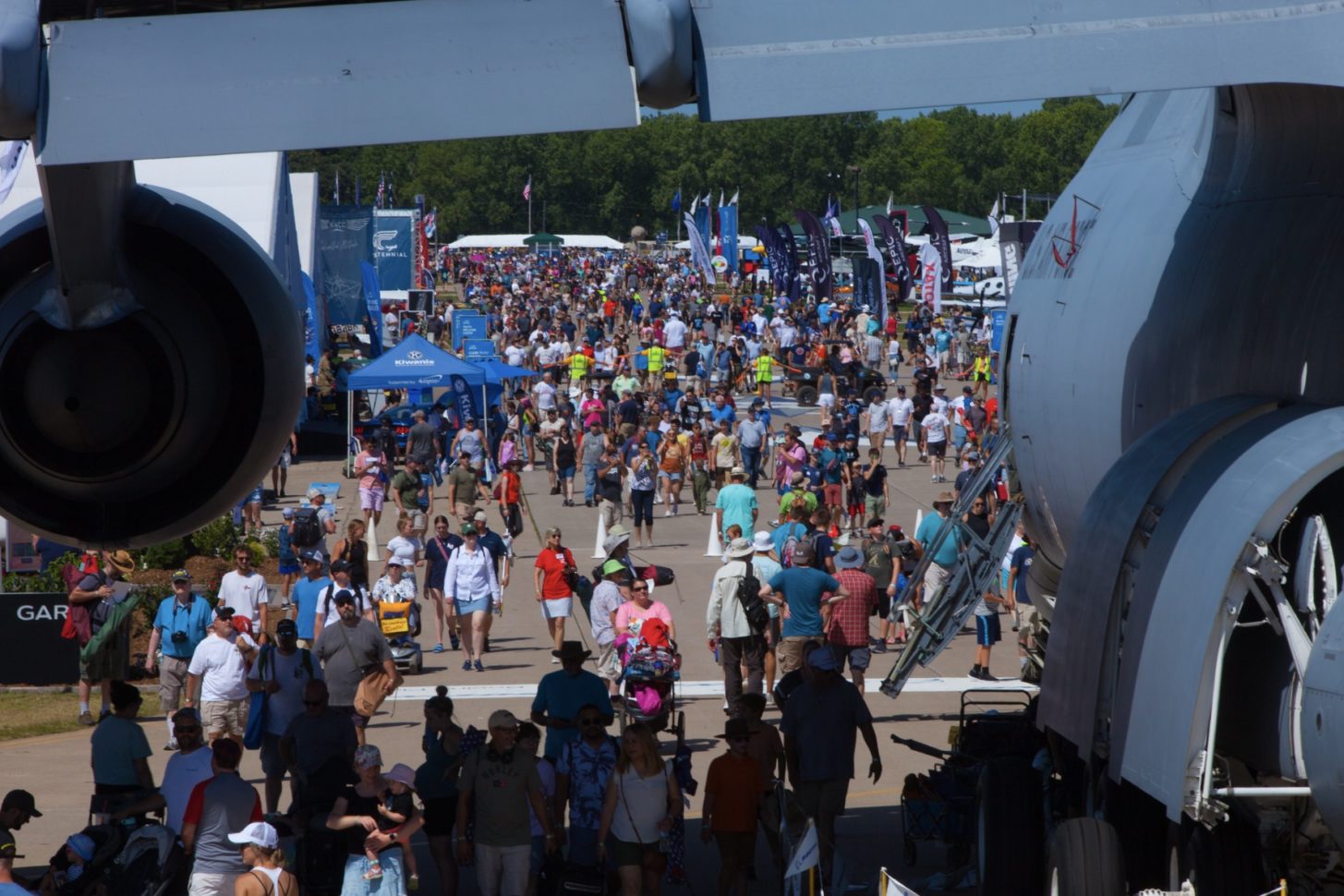 Oshkosh 2024: Blick auf die Boeing Plaza.