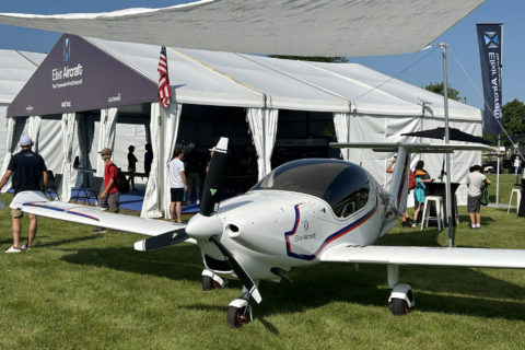 Elixir Aircraft hat in Oshkosh 20 Vorbestellungen und 80 Absichtserklärungen für 110 Flugzeuge unterzeichnet.