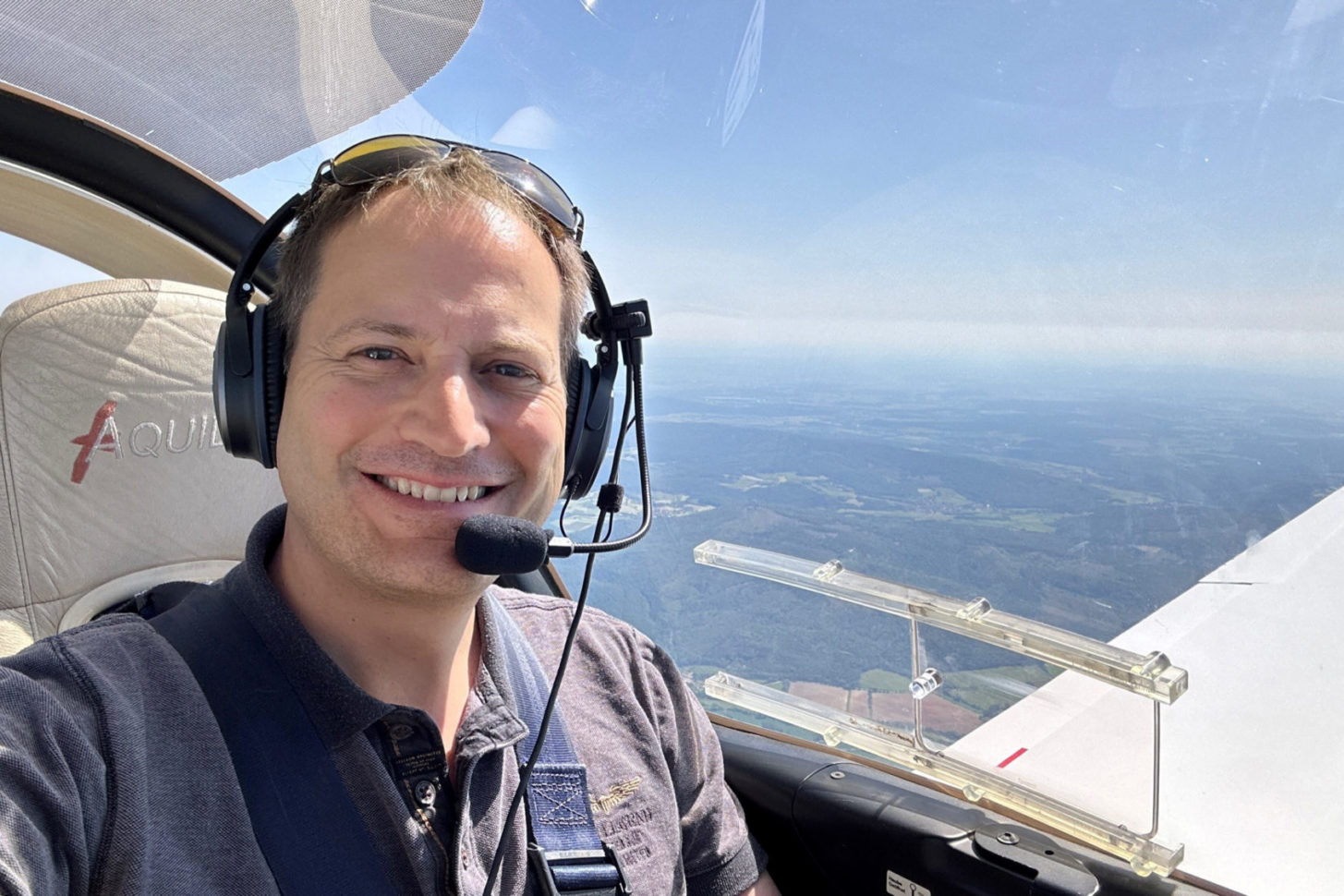 Gute Laune: Manuel Höferlin fliegt gern die Aquila A210 des Luftfahrtvereins Mainz.