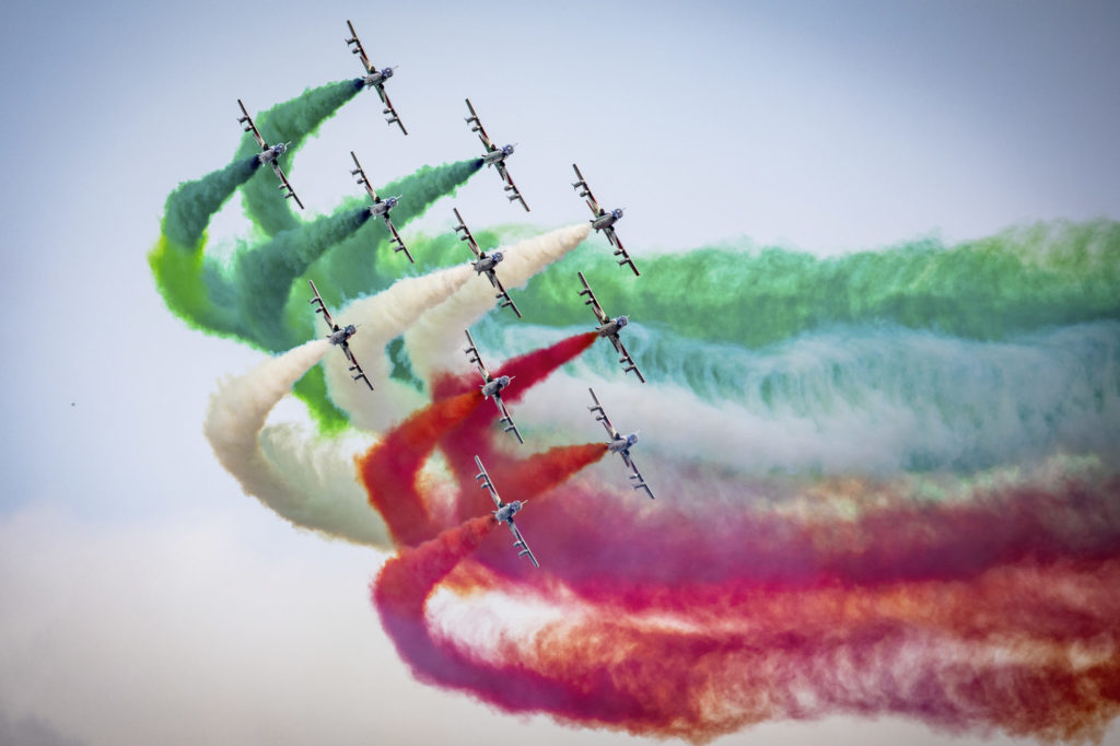 Farbenpracht: Die Frecce Tricolori aus Italien fliegen tolle Formationen mit elf Jets. Ihr Markenzeichen ist die Rauchfahne in den Nationalfarben.