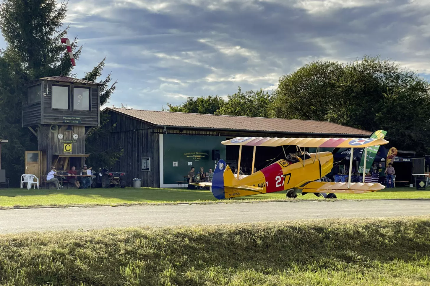 Entspannt am Funk: Die Tower-Crew heißt Fremde mit nützlichen Infos willkommen. Denn ein offizelles Anflugblatt gibt es nicht.