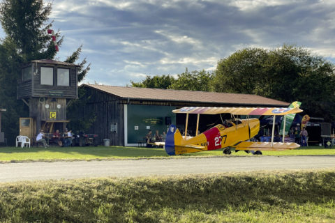 Entspannt am Funk: Die Tower-Crew heißt Fremde mit nützlichen Infos willkommen. Denn ein offizelles Anflugblatt gibt es nicht.