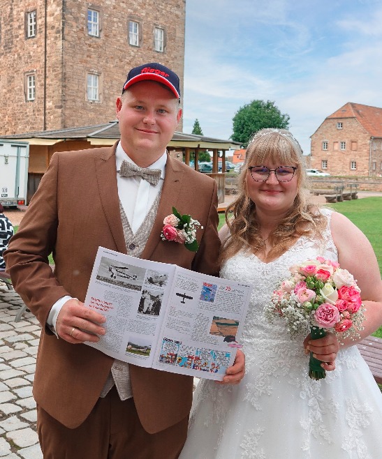 Sie hat »Ja« gesagt Bräutigam Michael und Braut Elisa mit dem fliegermagazin-Heft.