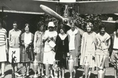 Vor dem Start des Puderquasten-Rennens von Santa Monica nach Cleveland, Ohio, 1929 trafen sich Louise Thaden, Bobbie Trout, Patty Willis, Marvel Crosson, Blanche W. Noyes, Vera Dawn Walker, Amelia Earhart, Marjorie Crawford, Ruth Elder und Florence Lowe Barnes in Los Angeles.