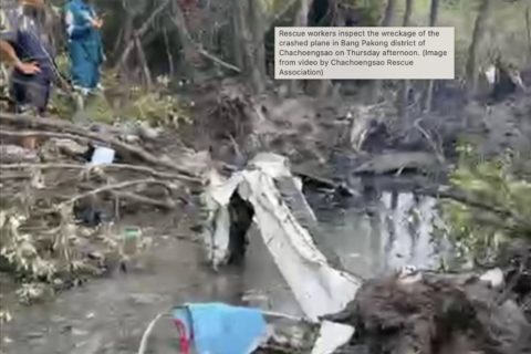 Rettungskräfte am Donnerstagnachmittag am Wrack des abgestürzten Flugzeugs.