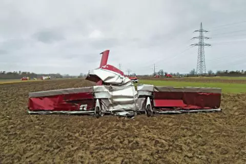 Tiefer Einschlag: Das UL ist senkrecht zu Boden gestürzt und hat sich einen halben Meter ins Erdreich gebohrt. Für den Piloten und seine Passagierin kommt jede Hilfe zu spät.