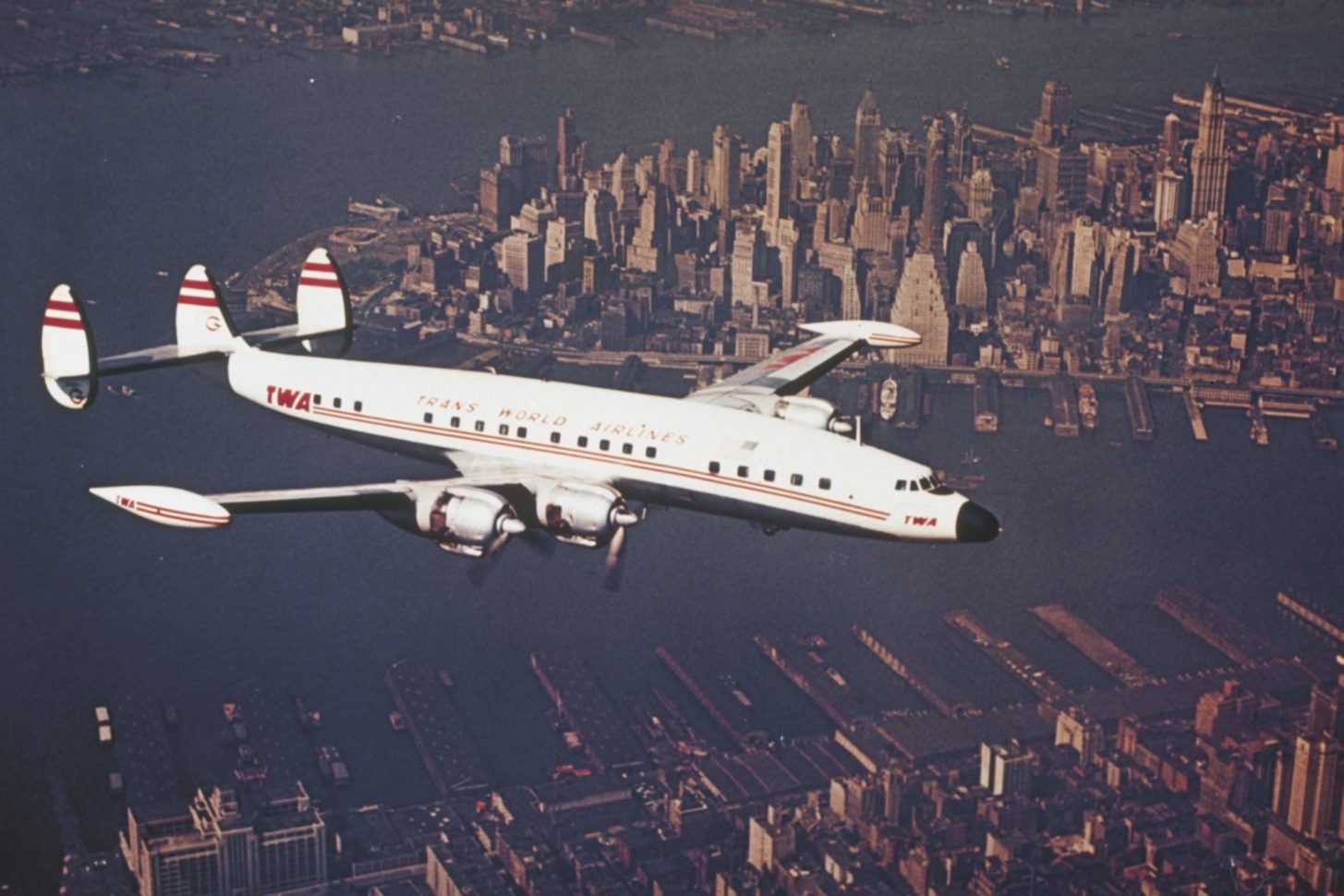 Über New York:  L-1049G Super Constellation der Trans World Airlines. Howard Hughes’ Fluggesellschaft wird der treueste Connie-Kunde.