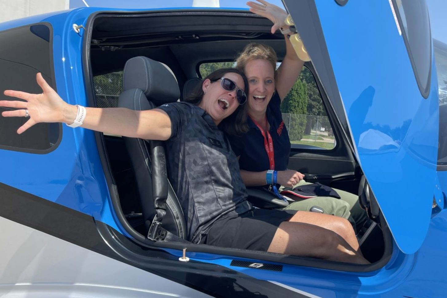 Yippie! Flugschülerin Isabella und Ivy McIver (v. r.) von Cirrus Aircraft freuen sich über den gelungenen Ab- und Anflug in Oshkosh.