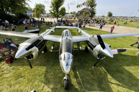 Hauptattraktion: Der Zwei-Drittel-Nachbau der P-38 Lightning erregte beim AirVenture jede Menge Aufmerksamkeit.