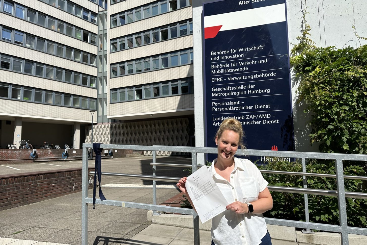 Flugschülerin und Online-Chefredakteurin Isabella Sauer mit ihrem Prüfungsergebnis in der Hand.