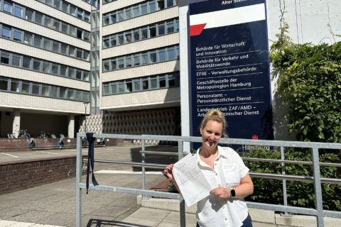 Flugschülerin und Online-Chefredakteurin Isabella Sauer mit ihrem Prüfungsergebnis in der Hand.