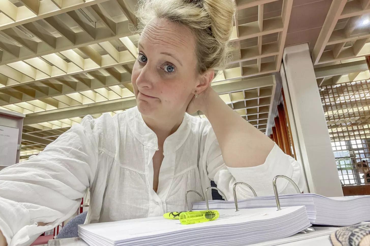 Zurück in die Vergangenheit: Isabella lernt gern in der Uni-Bibliothek, denn hier hat sie Ruhe und kaum Ablenkung.