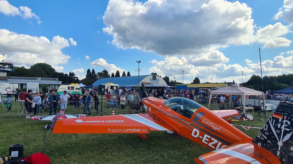 Freifläche mit Flugzeugen am Flugplatz Leverkusen