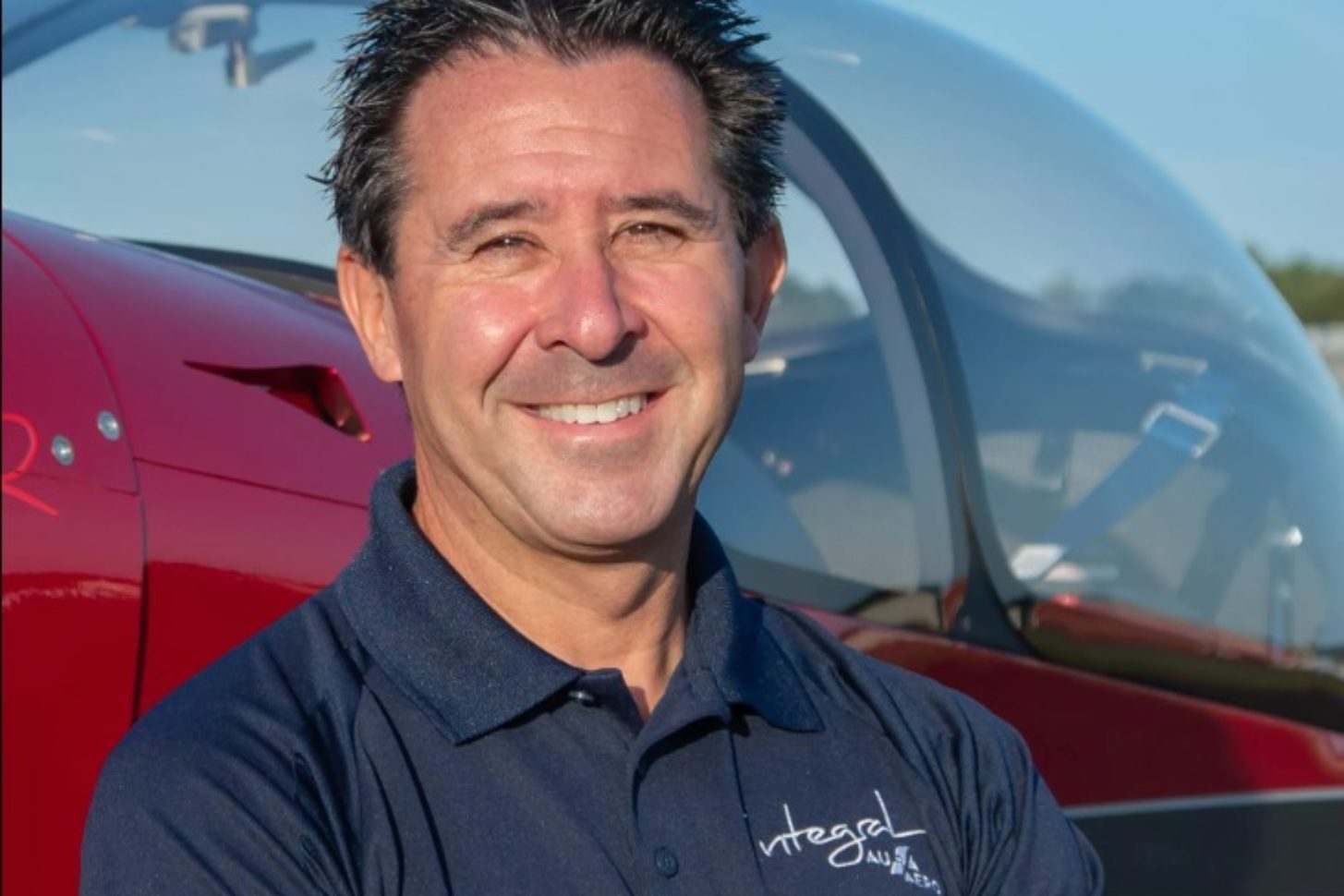 Kunstflugpilot Mike Goulian wird Markenbotschafter der Integral R von Aura Aero.