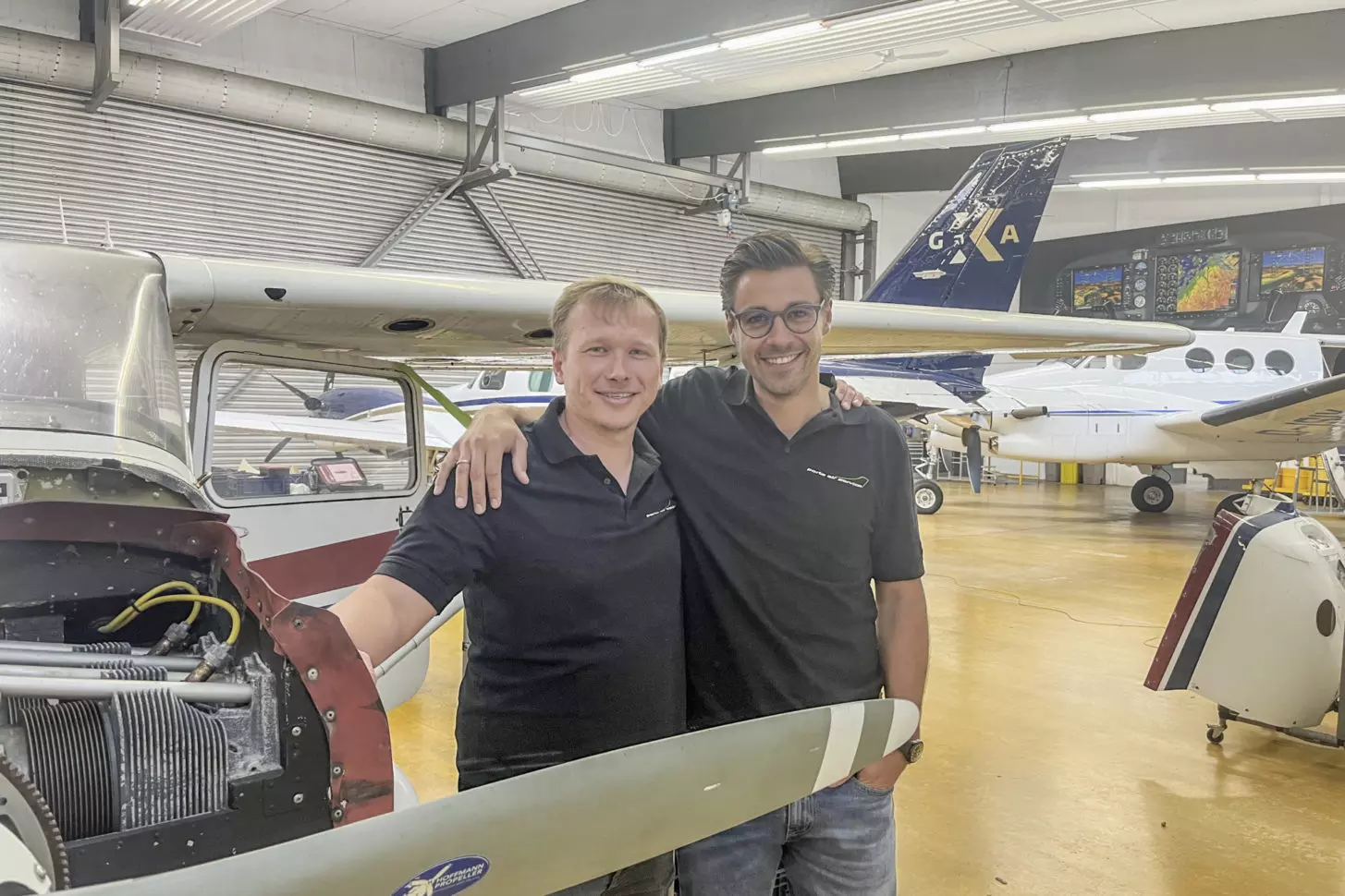 Seit 1. Juli Inhaber und Geschäftsführer: Alexander Fender und Eike Doden (v. l.) in einer der Werkshallen am Flugplatz Porta Westfalica.