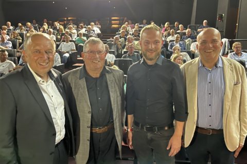 Bei der Premiere des 55-Jahre-Films (von links): Aufsichtsratsvorsitzender Landrat Christoph Rüther, der frühere Geschäftsführer Fritz Henze, Filmemacher Julian Jakobsmeyer und Geschäftsführer Roland Hüser.