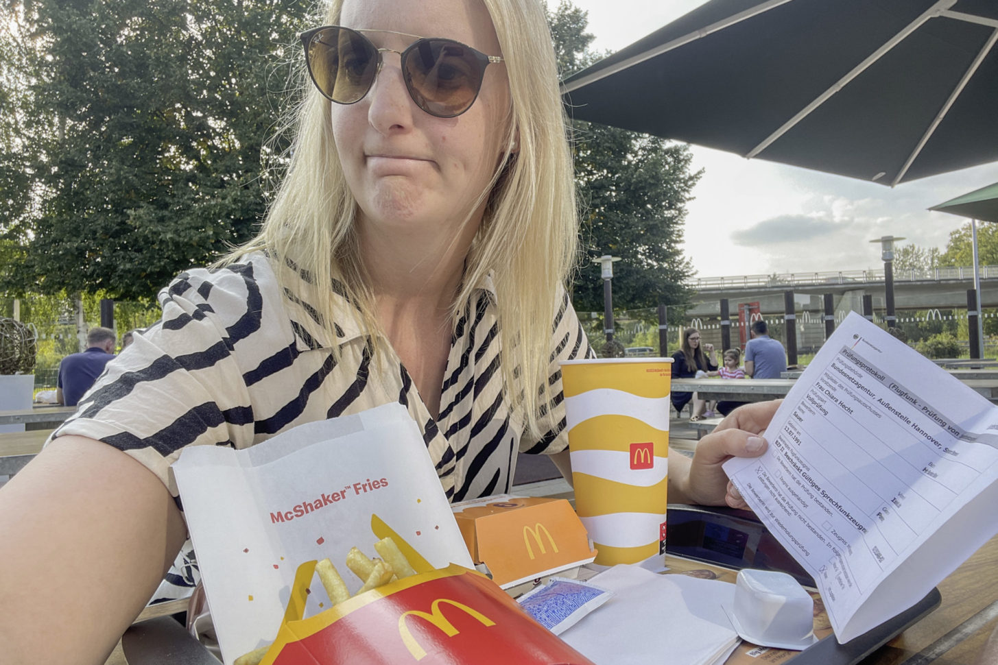 Frustessen: Vor Aufregung hatte Flugschülerin Isabella vor der BZF-Prüfung nicht gegessen. Später gab es dann Pommes, Nuggets und Cola.