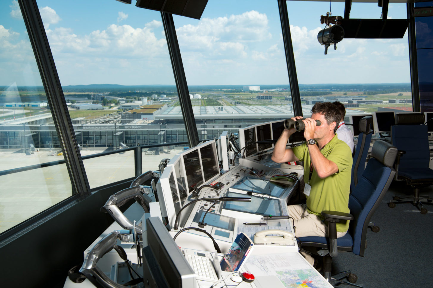 Rollfeld, Bahnen und Luftraum im Blick: DFS-Flugverkehrskontrolle im Tower am BER.