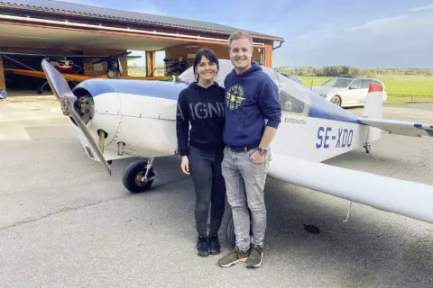 Kurz vor dem Abflug: Teresa Staudinger und ihr Freund Christian Lange am Flugplatz Håtuna in Schweden.