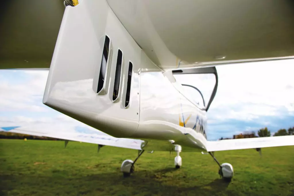 Die Frischluft aus dem Cockpit tritt erst am Ende des Flugzeuges unter dem Höhenleitwerk aus - äußerst widerstandsarm und effektiv.