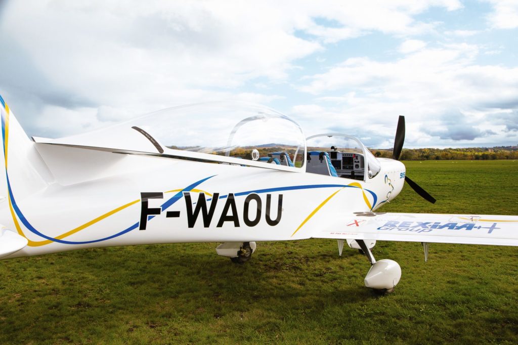 Die APM 41 am Boden mit der für diese Flugzeugkategorie besonderen, großen Schiebehaube