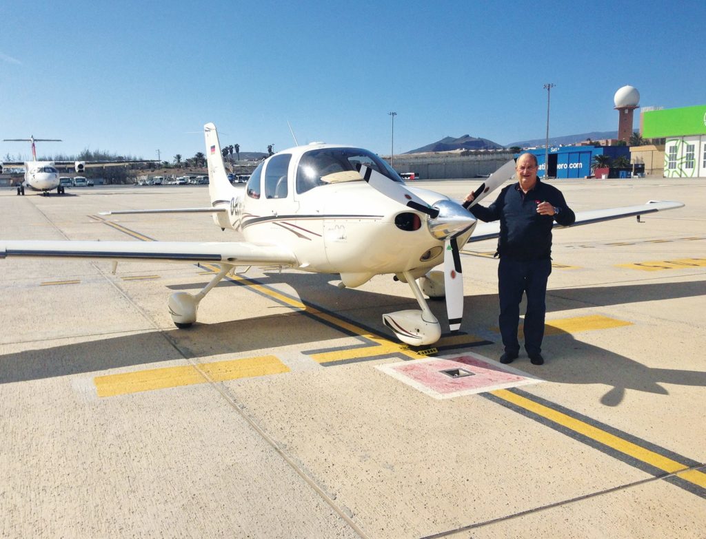 Axel Zeiner steht vor seiner Cirrus auf dem Flughafen von Gran Canaria.