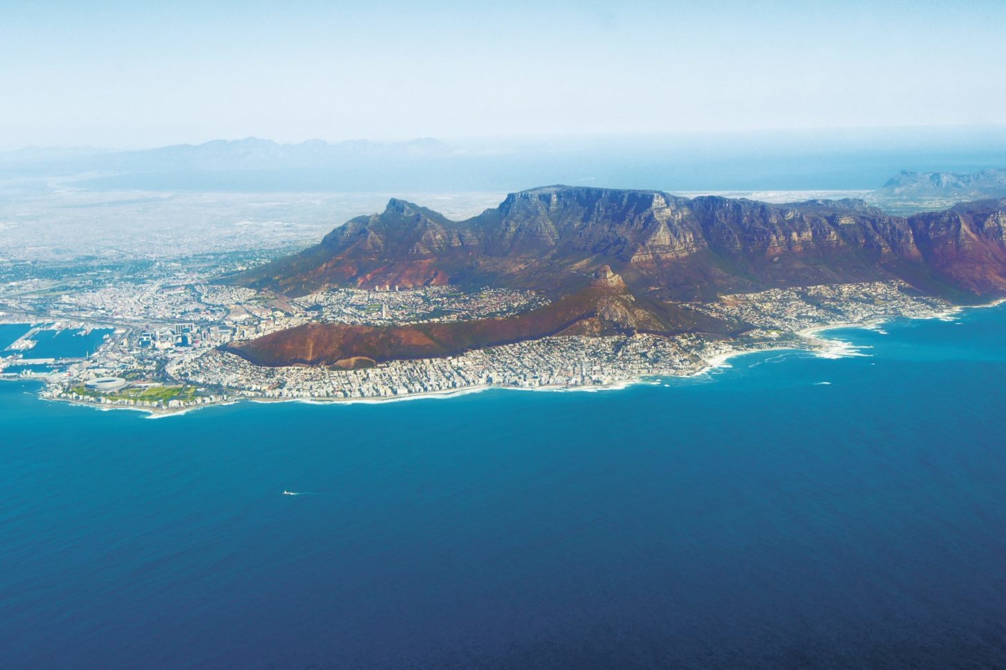 Der Tafelberg nahe Kapstadt aus der Luft fotografiert.