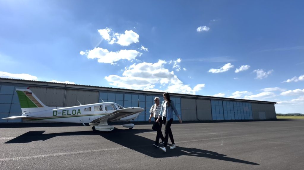 Linda Kotzur und Michael Noll vor einem Flieger am Biden.