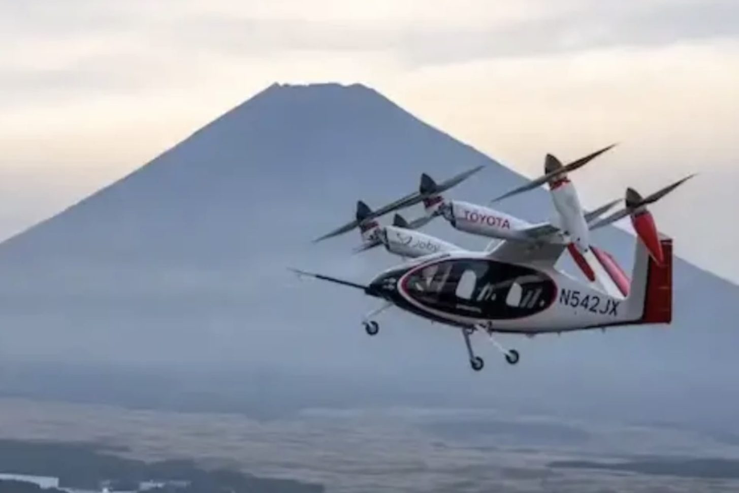 Testflug vor dem Mount Fuji