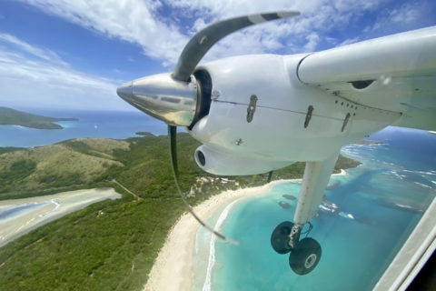 Der Anflug auf Runway 13 in Culebra führt über den Flamenco Beach.